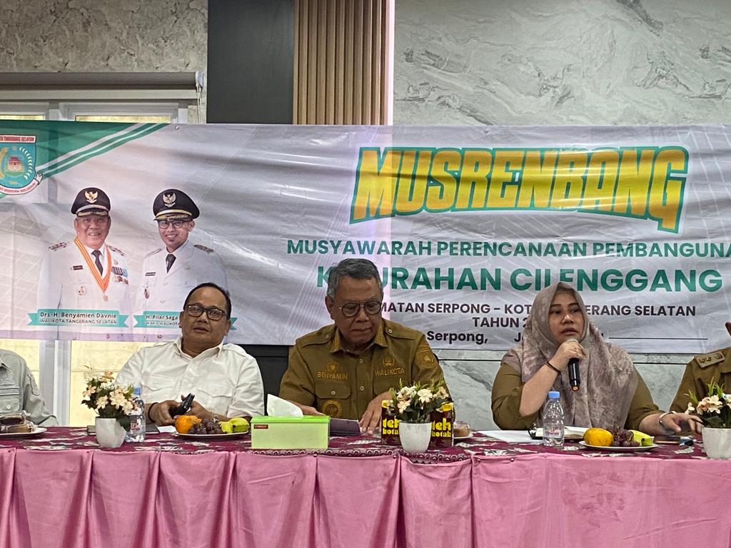 Walikota Tangsel saat menghadiri kegiatan Musrenbang Kelurahan Cilenggang, Kecamatan Serpong, Senin (15/1). Dalam kesempatan itu Benyamin ungkap penambahan dana kelurahan tahun ini.(dra)