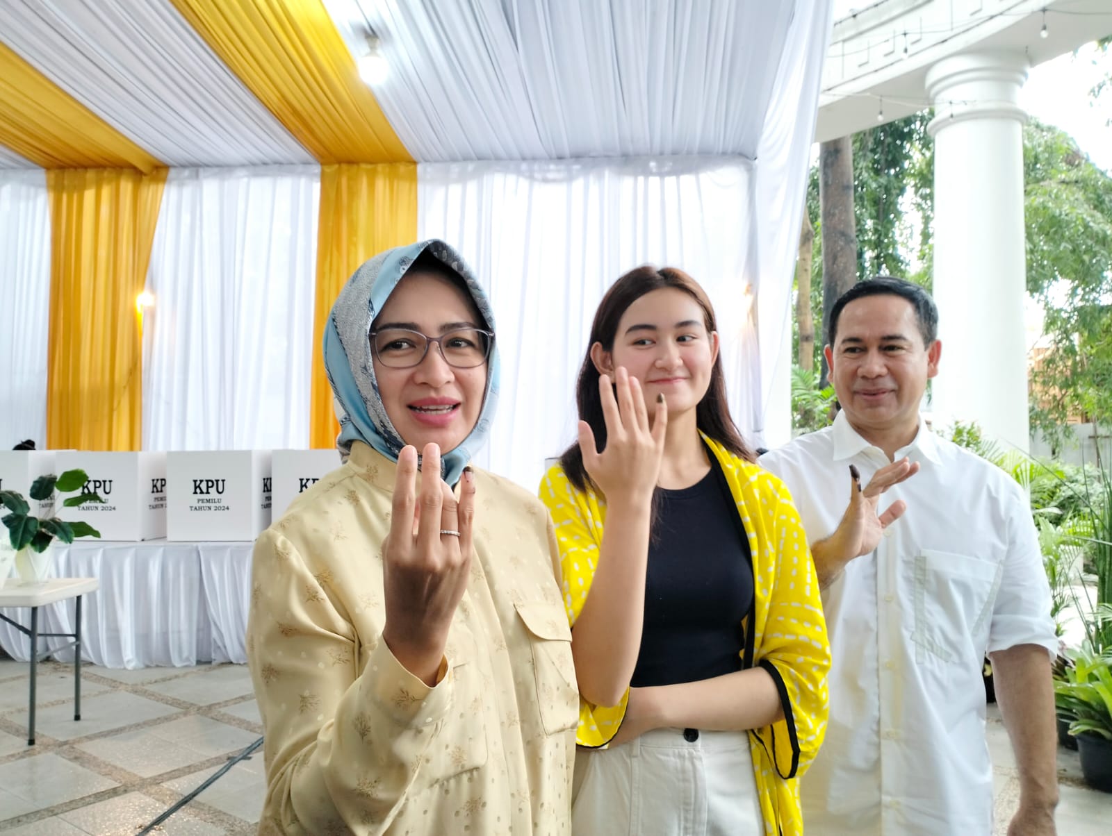 Airin Rachmi Diany Resmi Berikan Hak Suara di TPS 28 Foto : Ist