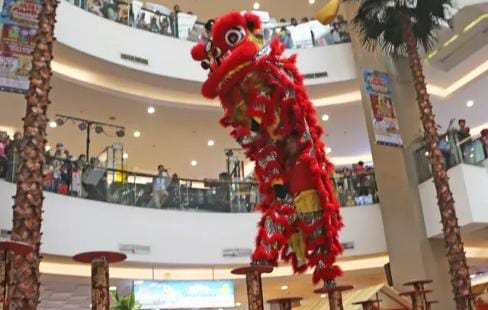 Atraksi Menegangkan Barongsai Ramaikan Perayaan Imlek di Tangcity Mall Foto : Ist