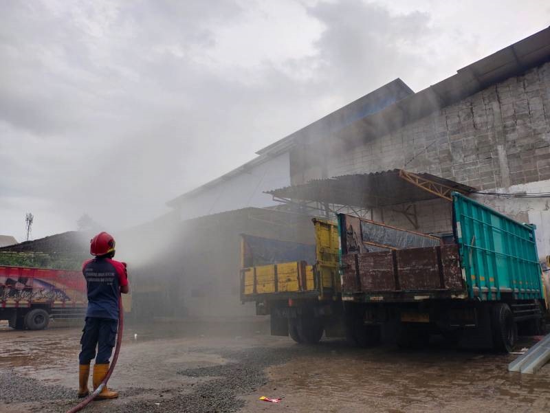 BPBD Kota Tangerang Masih Berjuang Menangani Kebocoran Gas Pabrik di Karawaci Foto : Ist