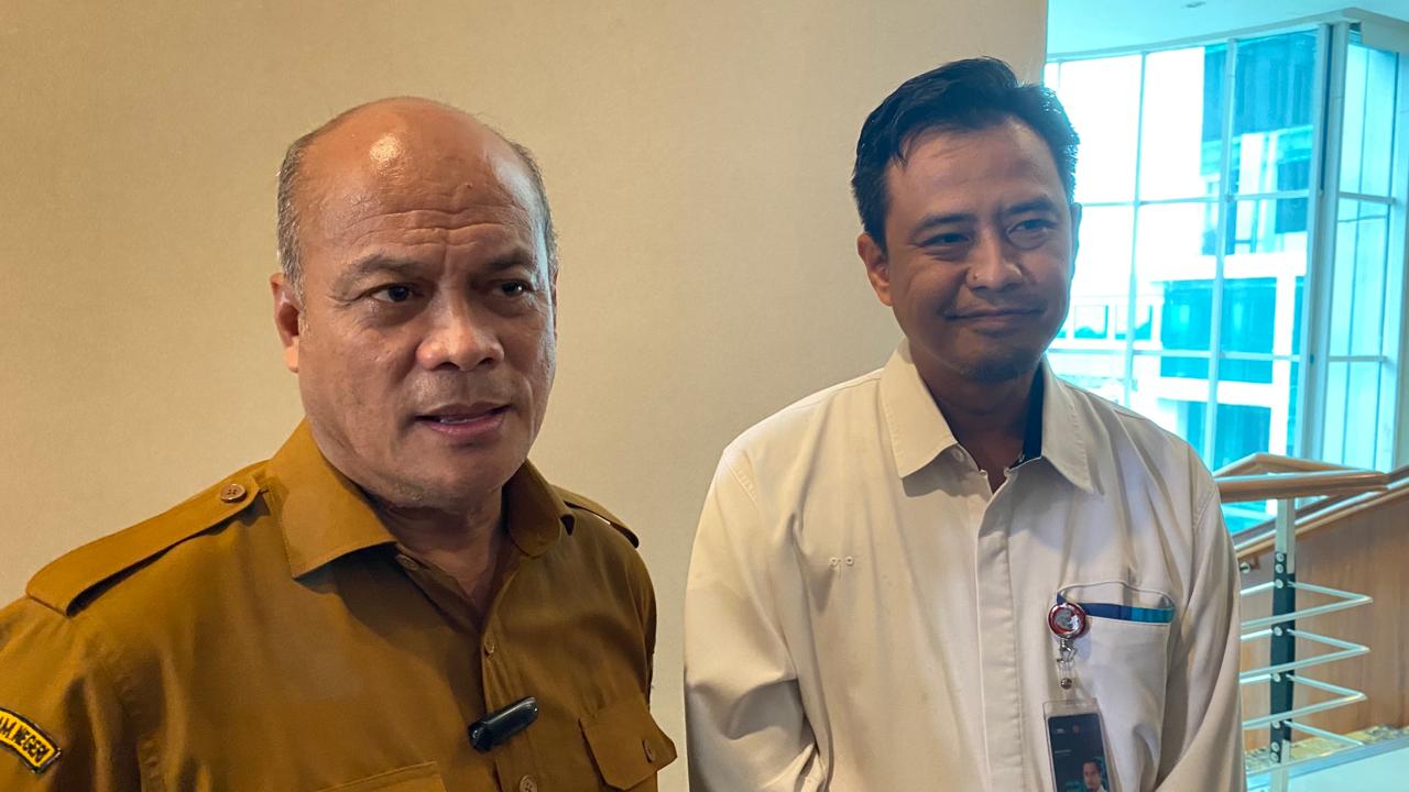 Bulog Pastikan Stok Beras di Tangsel Aman Hingga Bulan Puasa Caption : Pemimpin Cabang Perum Bulog Kantor Cabang Tangerang, Omar Sharif (kanan) bersama Kepala DKP3 Kota Tangsel, Yepi Suherman (kiri) di Puspemkot Tangsel. Foto : Ist