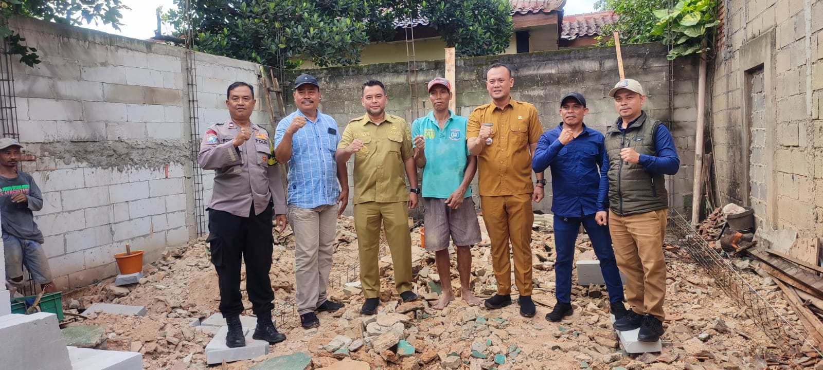 Camat Setu Lakukan Pengecekan Pembangunan Bedah Rumah di 3 Kelurahan Foto : Ist