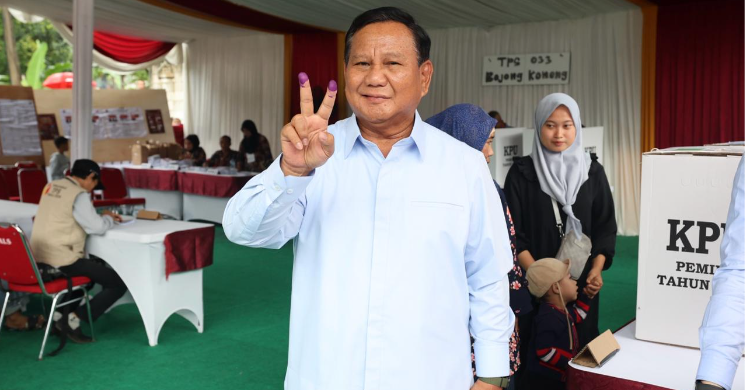 Capres 02 Prabowo Nyoblos di Bogor, Pose Salam Dua Jari Foto : Ist