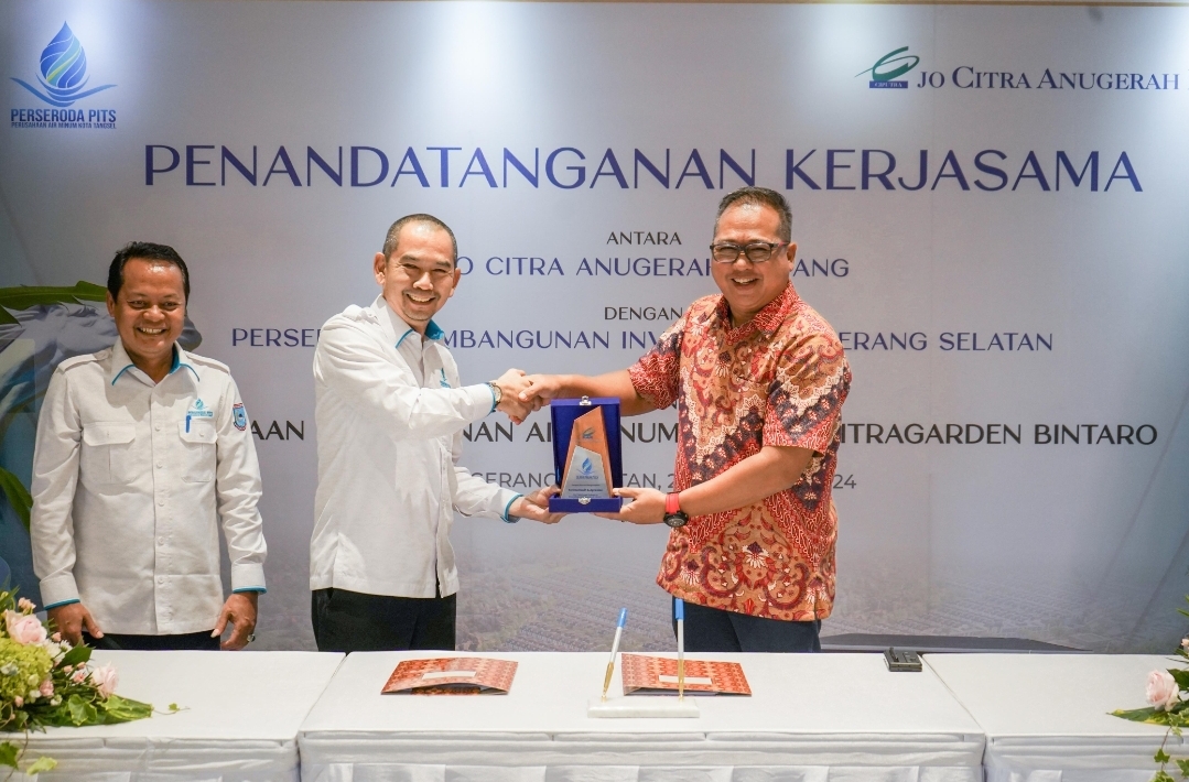 Kiri ke Kanan : Sugeng Santoso (Direktur Operasional Perseroda PITS), Tubagus Hendra Suherman (Direktur Umum Perseroda PITS), Edwin Hari Wardhana (Associate Director Ciputra Group)serah terima cendramata. (tangselpos.id/irm)