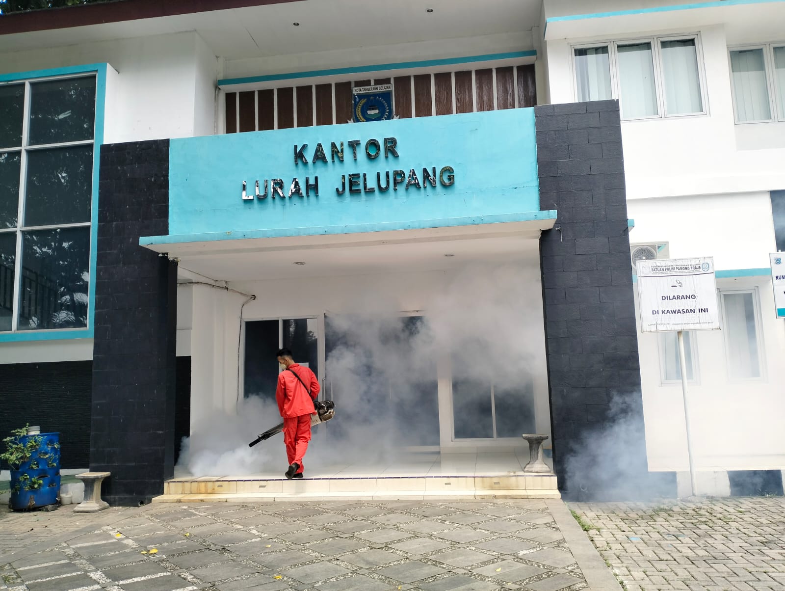 DBD Mulai Merebak, Kantor Kelurahan Jelupang Difogging Foto : Ist