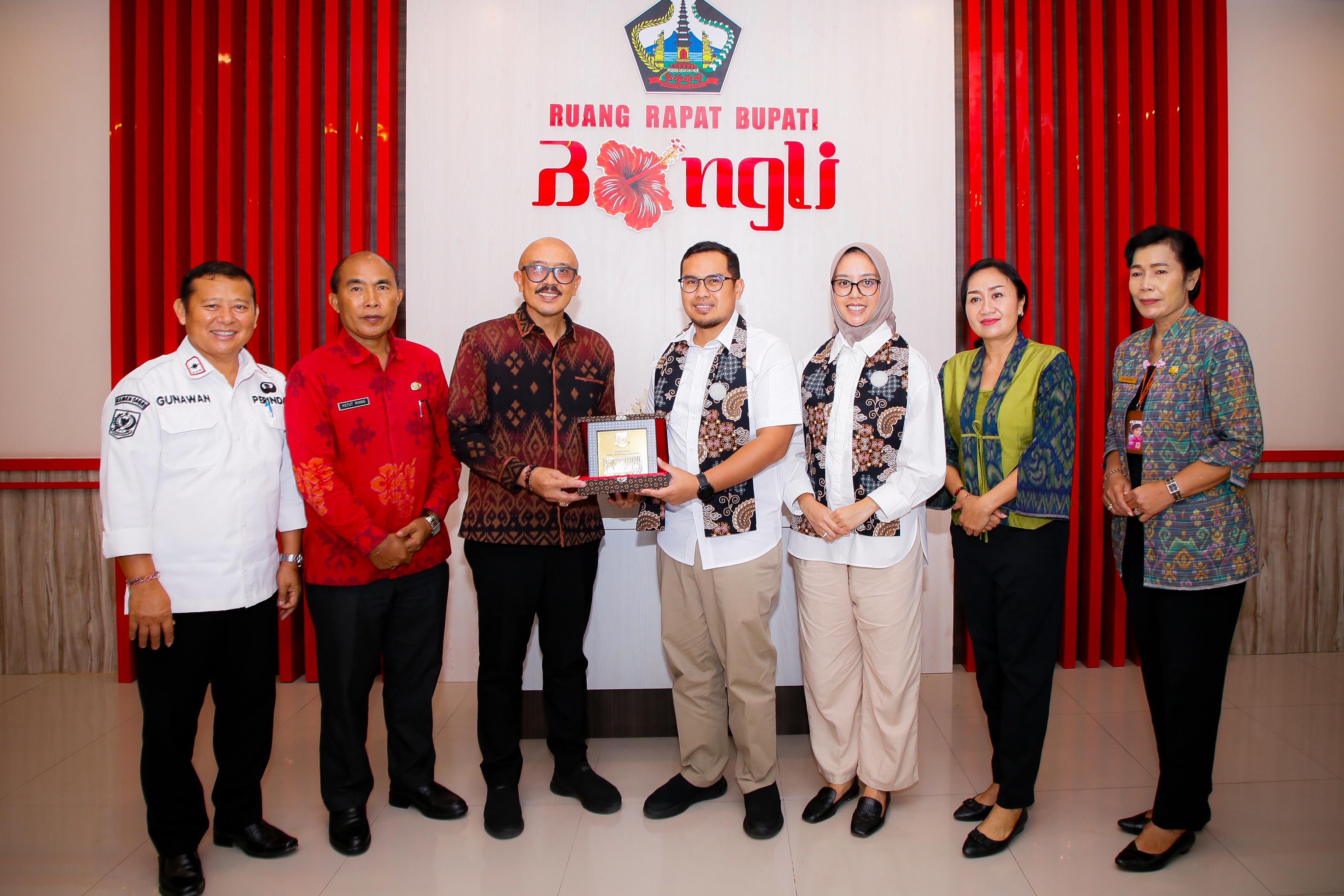 Dekranasda Tangsel Jalin Kerjasama dan Intip Trik Keberhasilan Sektor Kerajinan di Bangli Foto : Ist
