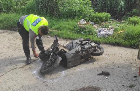 Diduga Mengantuk, Pemotor di Serpong Tabrak Truk Parkir hingga Terkapar dan Bersimbah Darah Foto : Ist