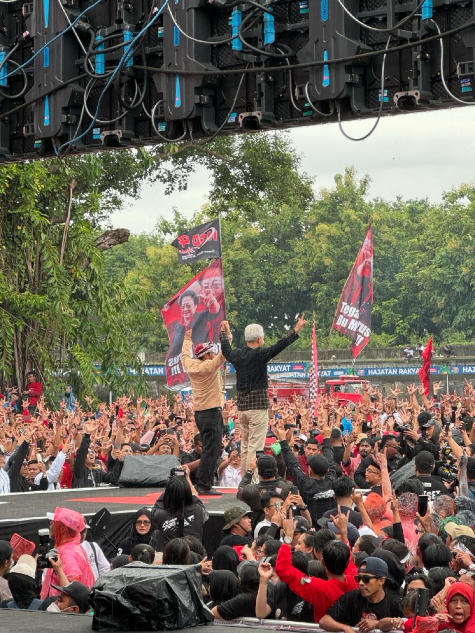 Ganjar-Mahfud Naik Pedati Sapi Di Kirab Budaya, Disambut Meriah Pendukungnya Foto : Ist