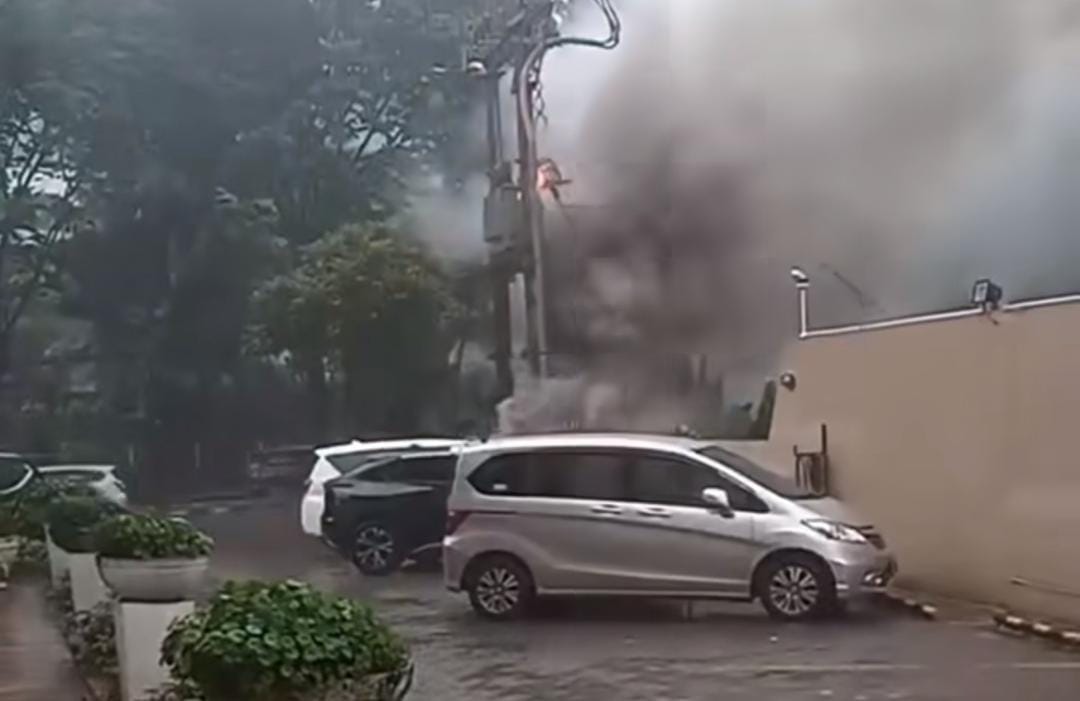 Gardu Listrik di Pondok Aren Terbakar, Langsung Ditangani PLN dan Polisi Foto : Ist