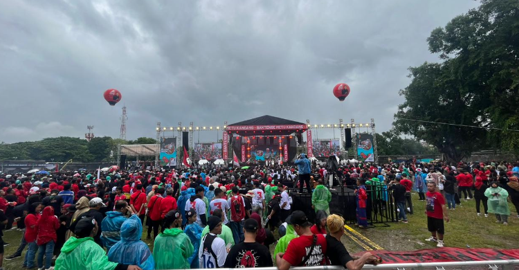 Hajatan Rakyat Diguyur Hujan, Pendukung GAMA Bertahan Di Benteng Vastenburg Foto : Ist