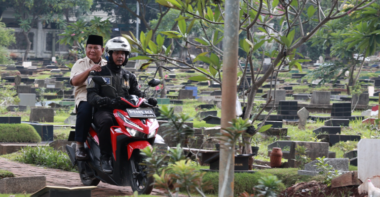 Hari Ini, Prabowo Nyekar Ke Makam Orang Tuanya Foto : Ist