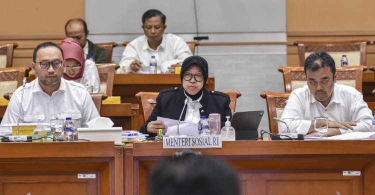 Jokowi Keliling Bagi-bagi Bansos, Koh Ngak Ngajak Mensos Risma Foto : Ist