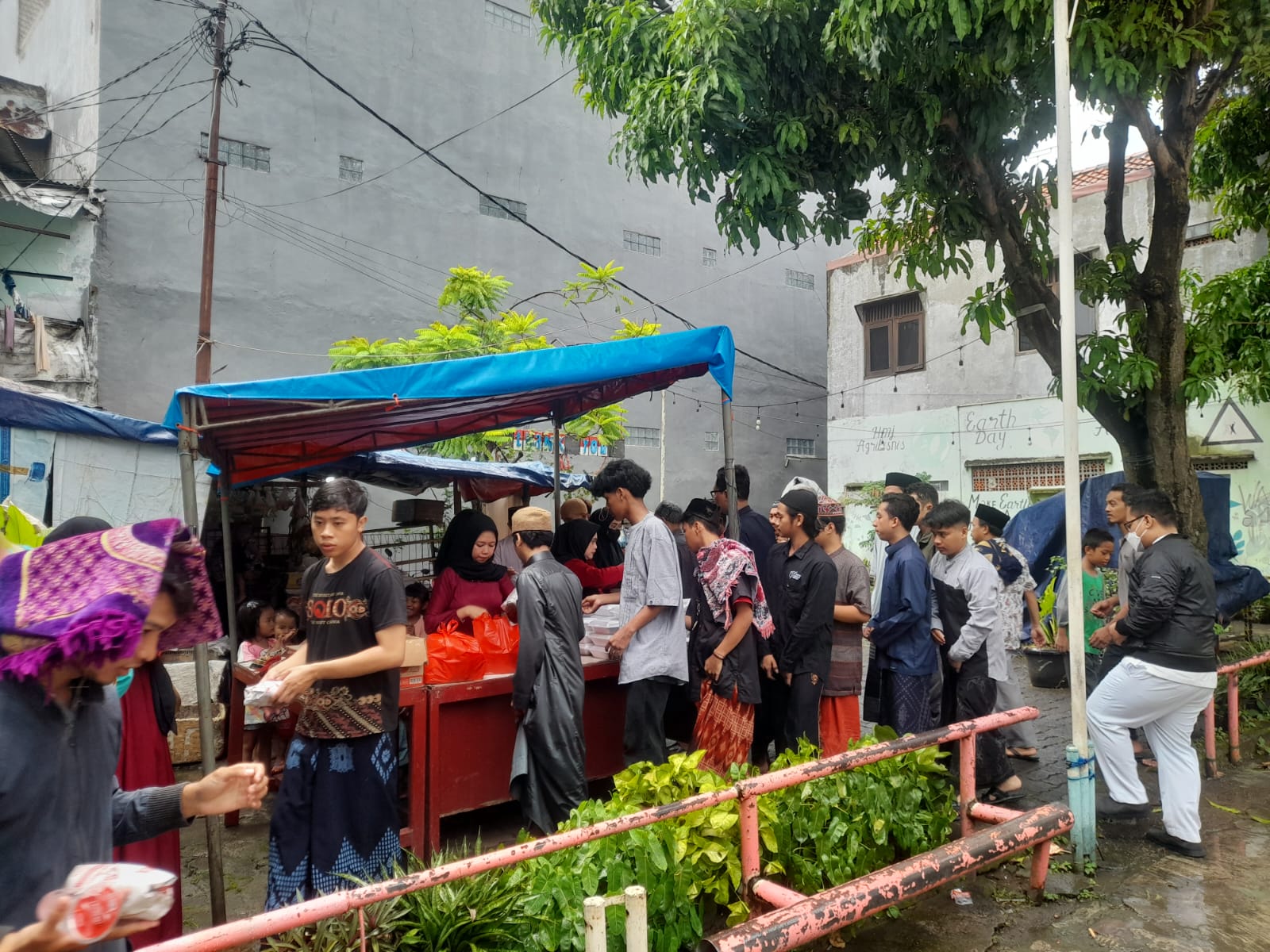 Jumat Berkah, Ibu-ibu Majelis Taklim Masjid Mauizhotul Hasanah Bagikan Nasi Kotak Foto : Mg.Rizki