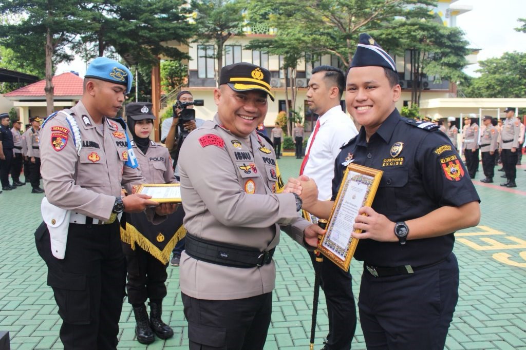 Polres Tangsel kembali berikan penghargaan kepada anggotanya yang berprestasi.(dra)