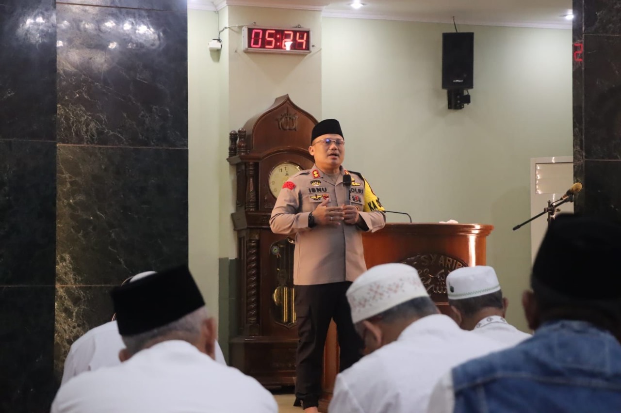 Kapolres Minta Doa Ke Jamaah Masjid As Syarif BSD AKBP Ibnu Bagus Santoso, melaksanakan shalat subuh berjamaah di Masjid As Syarif BSD pada selasa (13/2).(Dra)