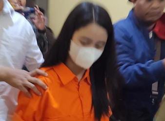 Karyawati Penggelap Dana Toko Kosmetik di Serang yang DPO Sudah Berbaju Tahanan Foto : Ist