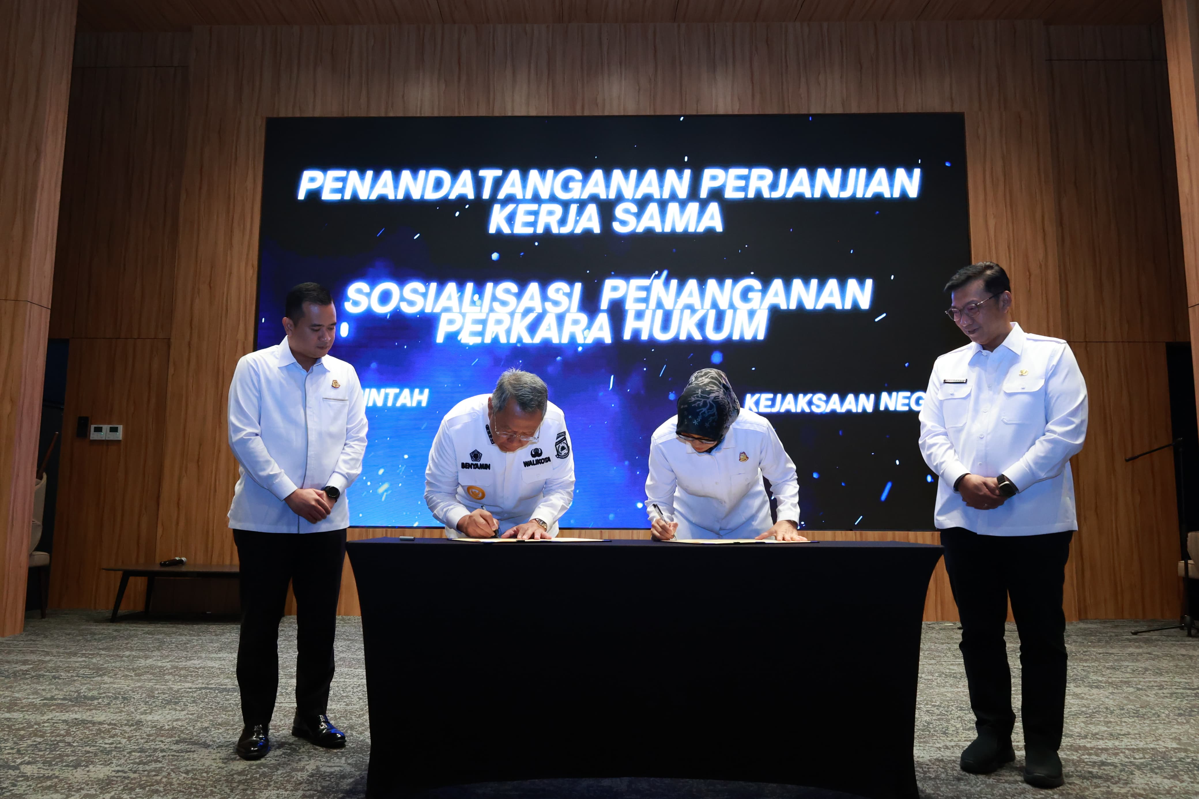 Kawal Urusan Bidang Perdata dan Tata Usaha Negara, Kerja Sama Pemkot dan Kejari Tangsel Diperpanjang Penandatanganan perpanjangan Nota Kesepakatan kerja sama antara Pemkot dan Kejari Tangsel. Foto : Ist