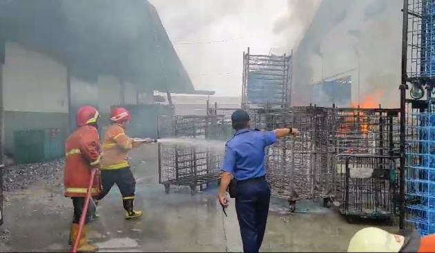 Kebakaran Hebat Pabrik Plastik di Jatiuwung Tangerang Foto : Ist