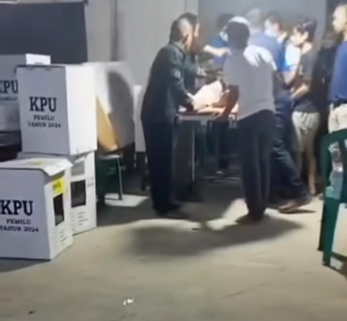 Kelelahan, 4 Petugas KPPS & 1 Linmas Dilarikan Ke RS Petugas KPPS pingsan kelelahan saat proses perhitungan suara di TPS hingga malam hari.(dra)