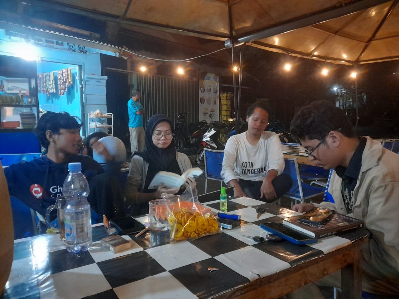 Komunitas Tiba-Tiba Buku Ciputat Bahas Sarinah Karya Soekarno Komunitas Tiba-Tiba Buku diskusi sebuah buku karya Soekarno..(mg1)