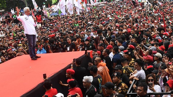 Lautan Massa Pendukung Ganjar-Mahfud Merahkan Simpang Lima Semarang Foto : Ist