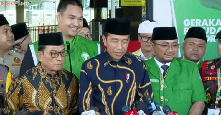 Mahfud MD Mundur Presiden Jokowi saat memberikan keteranganan pers. Foto : Ist