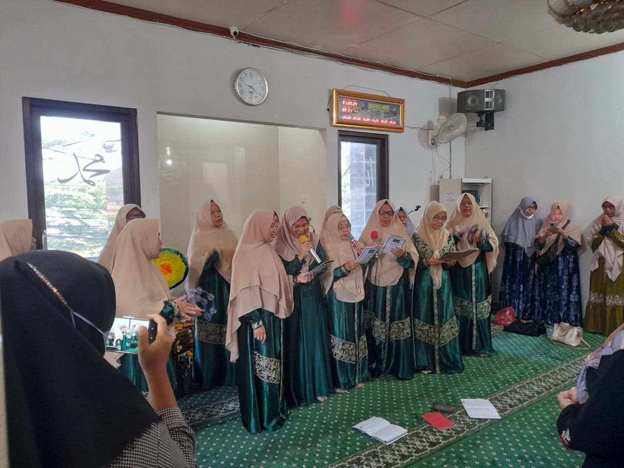 Majelis Taklim Baitul Marwah Santuni Yatim Sebulan Sekali Jamaah Majelis Taklim Baitul Marwah, Cireundeu, Ciputat Timur melakukan penutupan sementara pengajian jelang bulan puasa. (mg1)