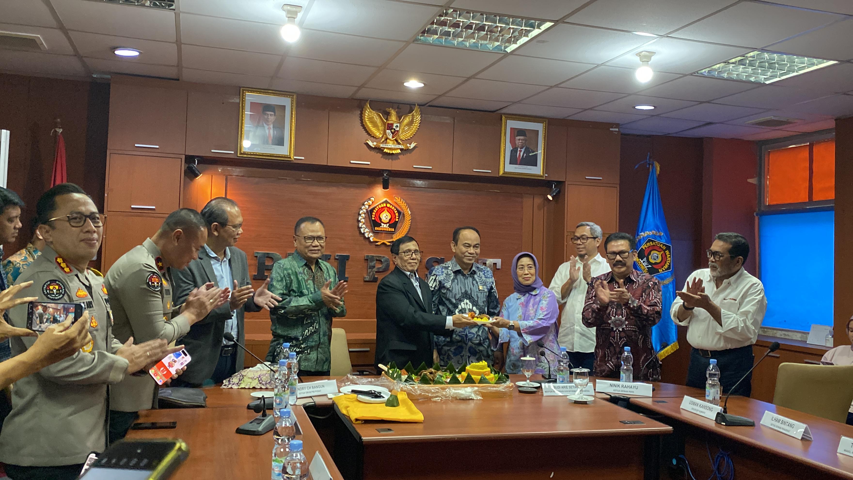 Menkominfo Budi Arie Setiadi Potong Tumpeng HUT Ke-78 PWI Foto : Ist