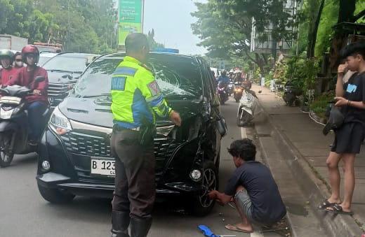 Polisi tengah melakukan evakuasi terhadap kendaraan yang terlibat kecelakaan, di Jalan Raya Serpong.(dra)