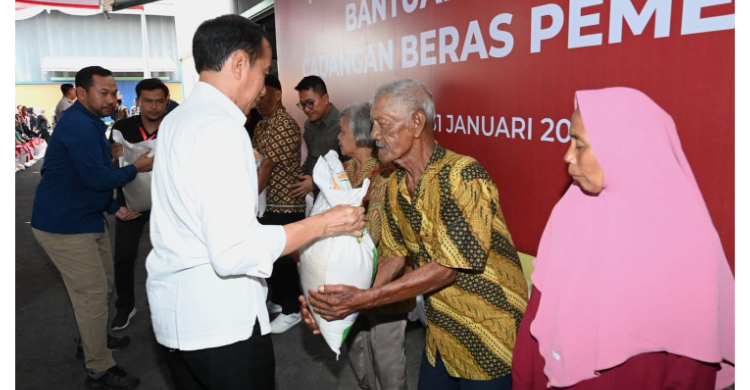 Pemberian Bansos oleh Presiden Jokowi. Foto : Ist