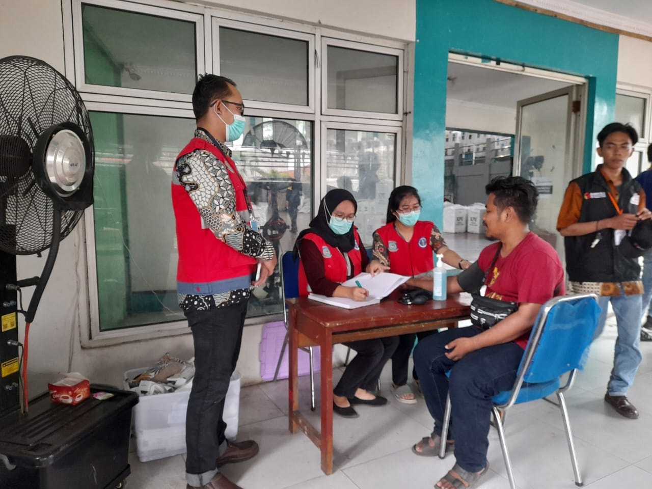 Tim P3K Puskesmas Ciputat mengecek kesehatan petugas KPPS di GOR Ciputat.(mg1/mg2)