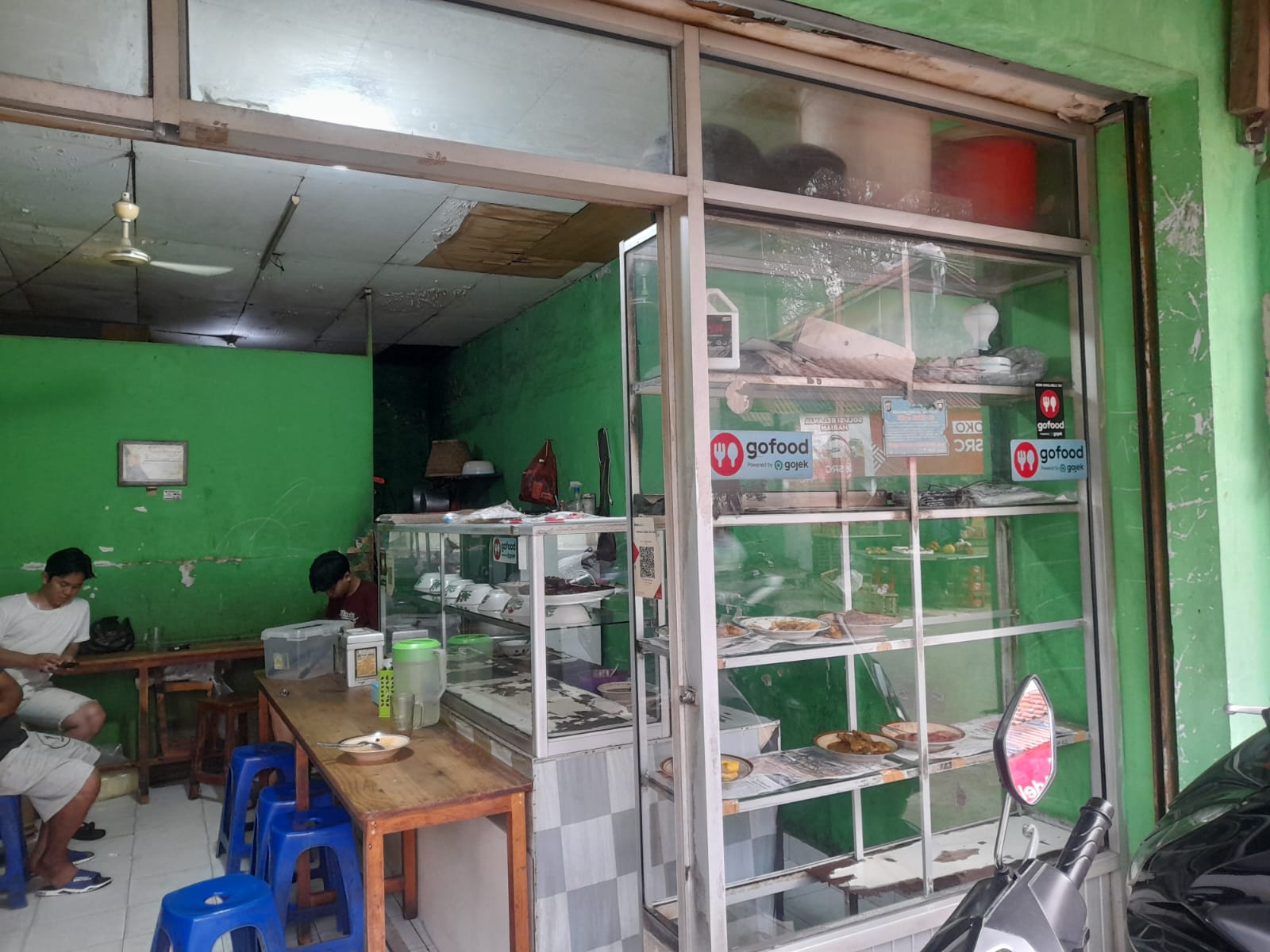 Pedagang warung nasi mengeluh kenaikan sejumlah bahan pokok karena berdampak pada pendapatannya.(mg1)