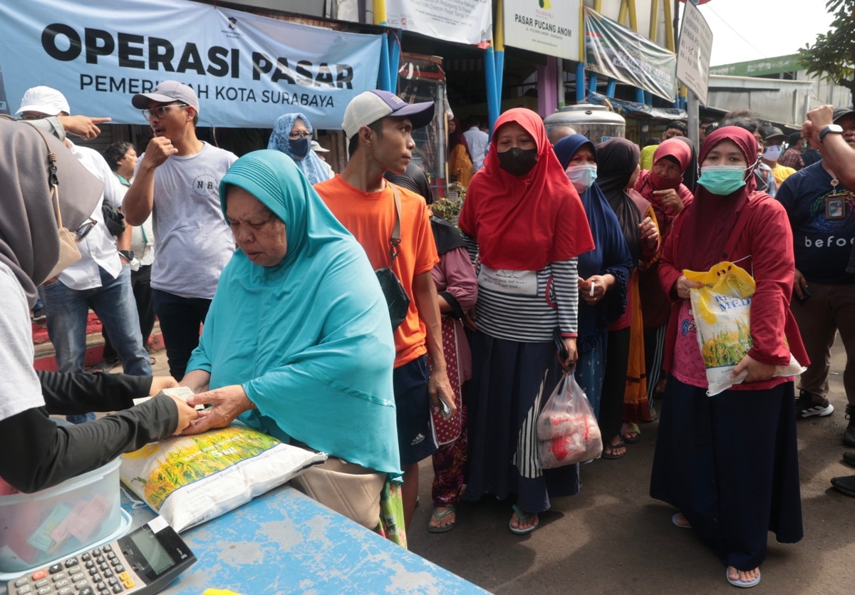 Pemerintah Kerja Keras Jinakkan Harga Beras Yang Terus Melambung Operasi pasar di Kota Surabaya. Foto : Ist
