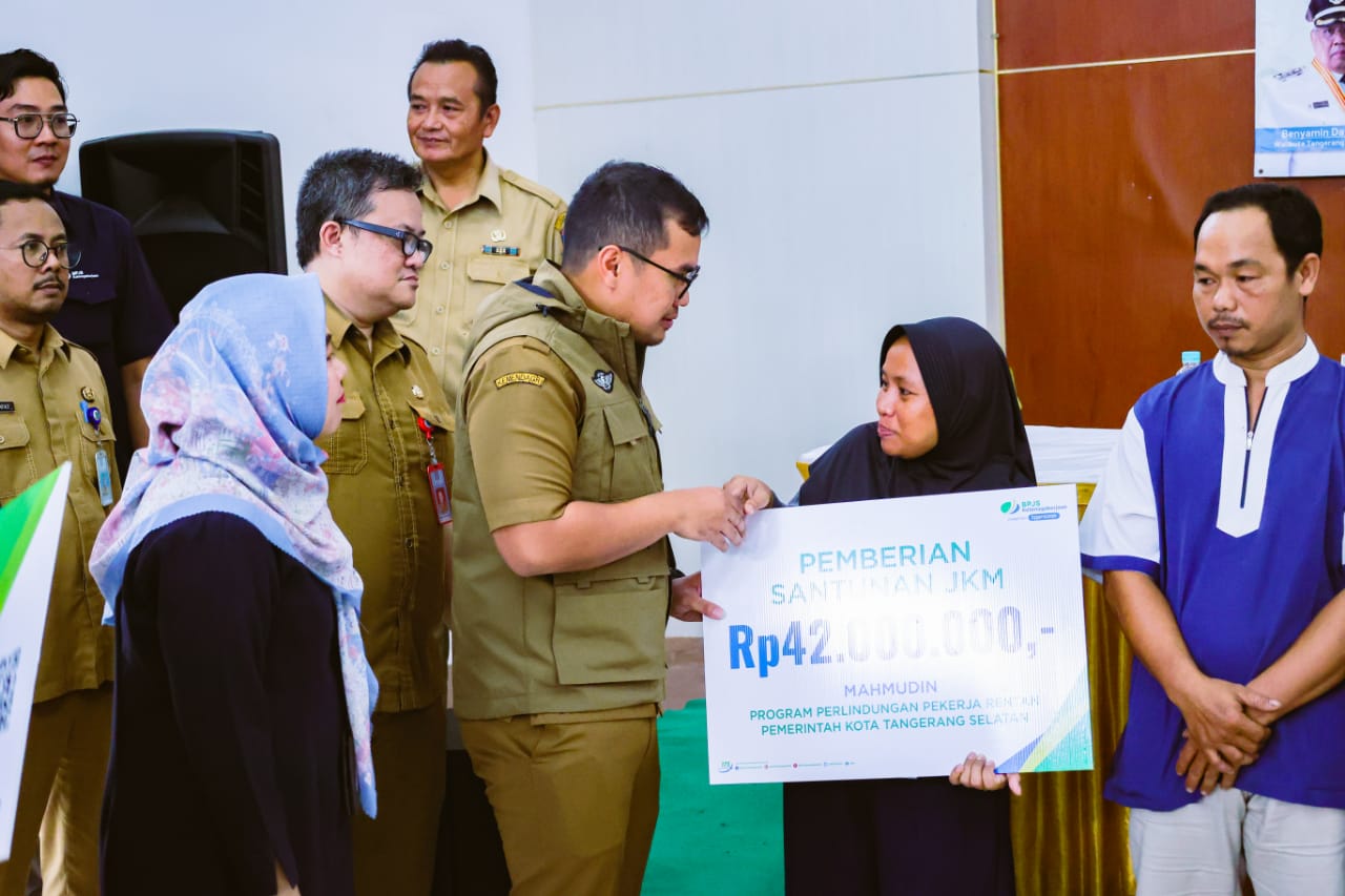 Penyaluran BPJS Ketenagakerjaan kepada ratusan warga Kelurahan Pondok Kacang Barat, Pondok Aren, Tangsel, Senin (6/2/2024). (tangselpos.id/rmn)