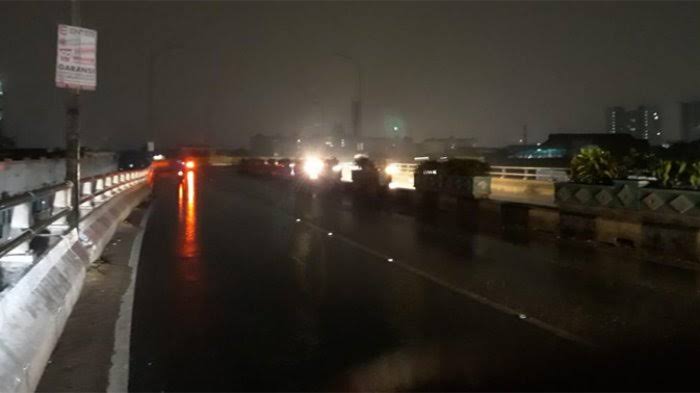 Penerangan Jalan Umum di Flyover Ciputat tak berfungsi optimal.(mg2)