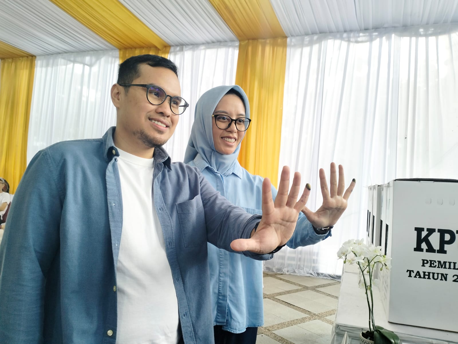 Pilar Saga Bersama Istri Mencoblos di TPS 28, Ini Harapannya Foto : Ist