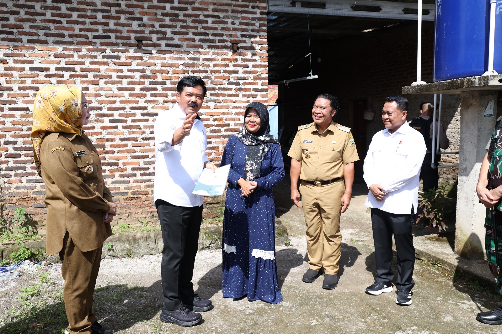 Pj Gubernur Banten Al Muktabar Dampingi Menteri ATR/BPN Serahkan Sertipikat PTSL ke Rumah Masyarakat Di Serang Foto : Humas Pemprov