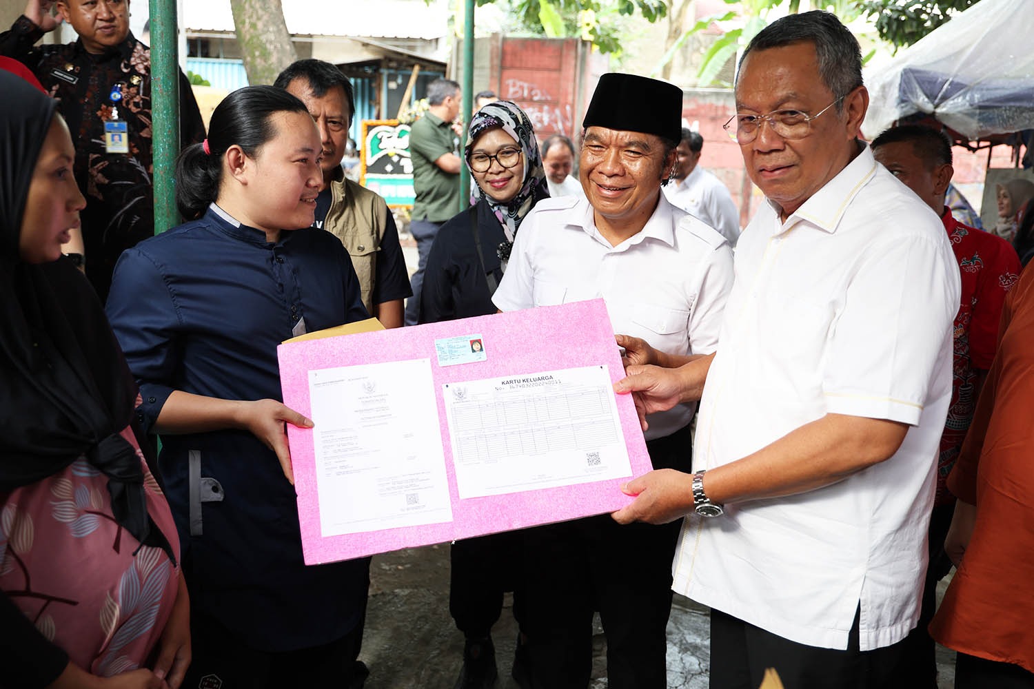 Pj Gubernur Banten Dan Walikota Tangsel Berikan Santunan Kepada Petugas KPPS Di Tangsel Yang Meninggal Foto : Ist