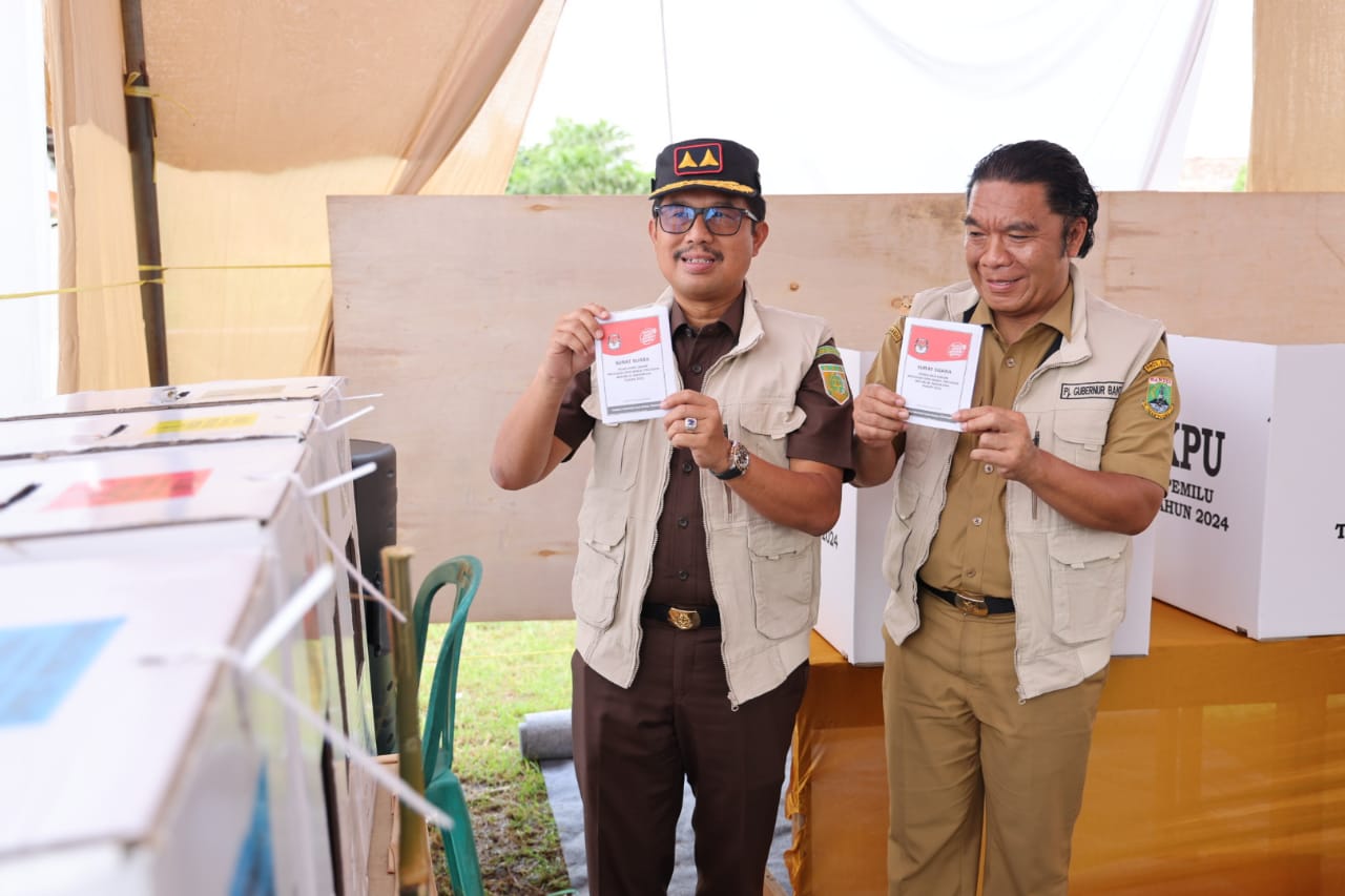 Pj Gubernur Banten Gunakan Hak Pilihnya di TPS 05 Kelurahan Pancur Kota Serang Foto : Ist