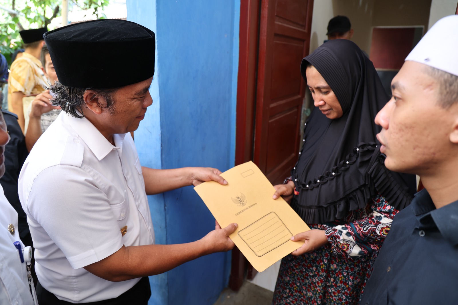 Pj Gubernur Banten Mengantar Langsung Santunan Ke Keluarga Alm Masun Petugas KPPS Kota Tangerang Foto : Humas Pemprov
