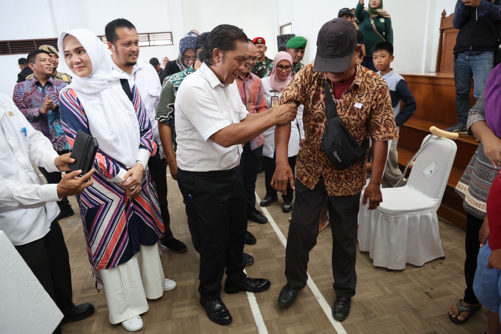 Pj Gubernur Banten Salurkan Bantuan Sosial Penyandang Disabilitas di Kota Tangerang Foto : Ist