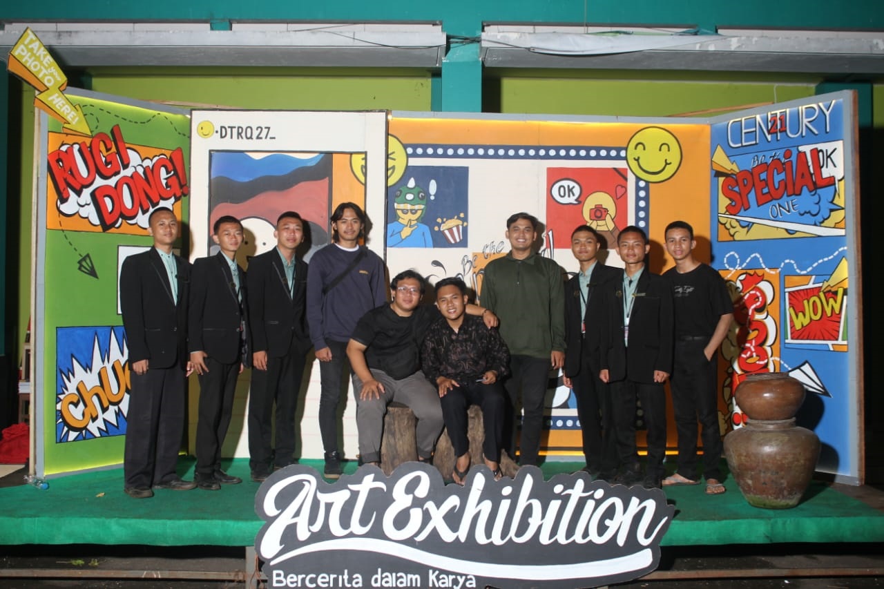 Ponpes Al-Gontory Gelar Pameran Lukisan Para santri Ponpes Al-Gontory, Kecamatan Pondok Aren memamerkan hasil karya mereka..(mg2)