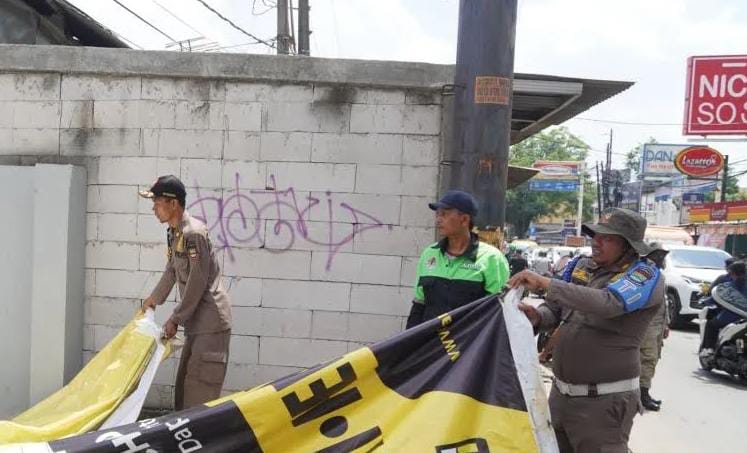 Puluhan Personel Petugas Gabungan Turunkan APK Reklame di Tangsel Foto : Ist
