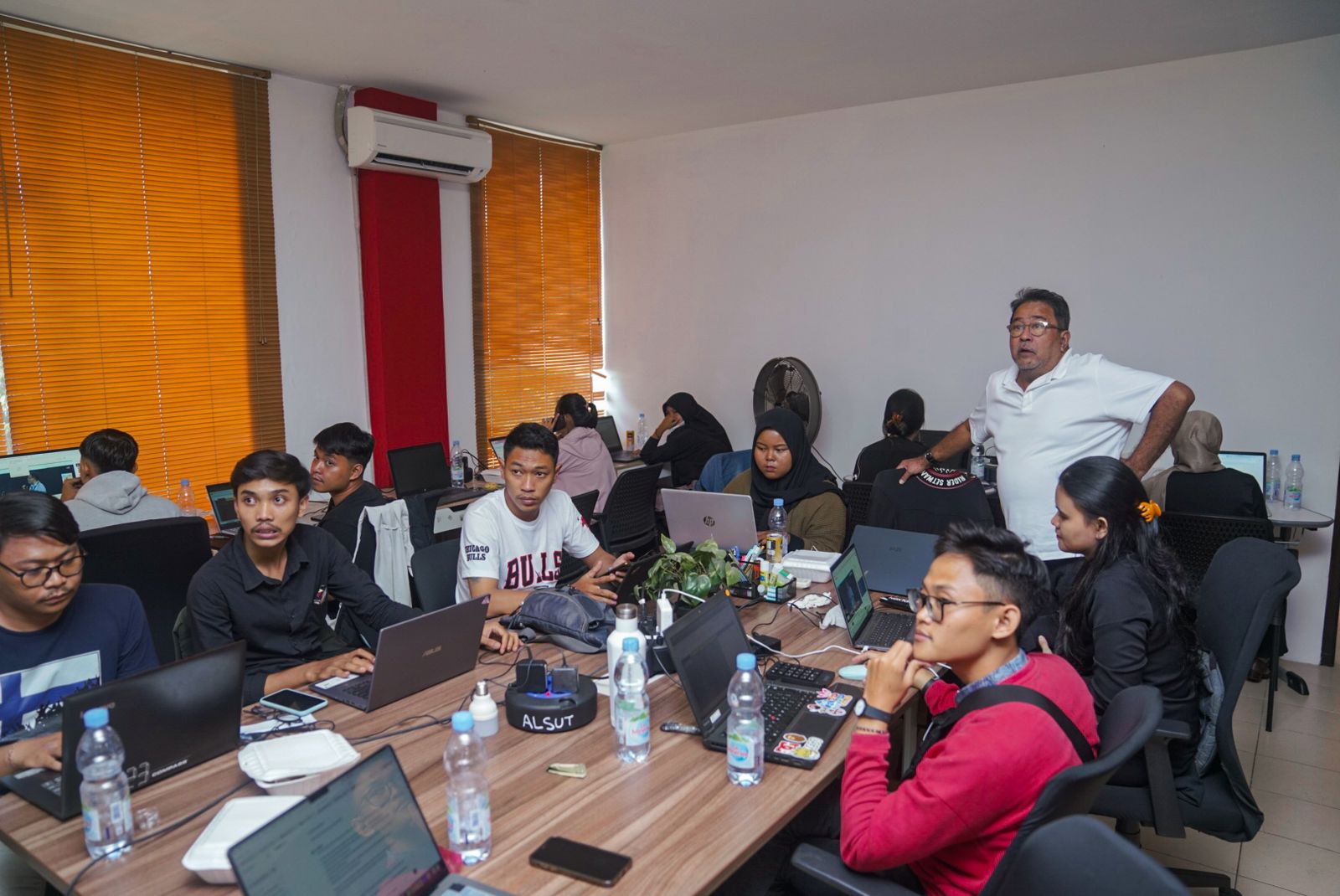Rano Karno Dirikan Kamar Hitung Pemilu 2024 Caleg PDI Perjuangan Rano Karno memantau Kamar Hitung yang berlokasi di kawasan Alam Sutera, Tangerang Selatan, Rabu (14/2/2024). (IST)