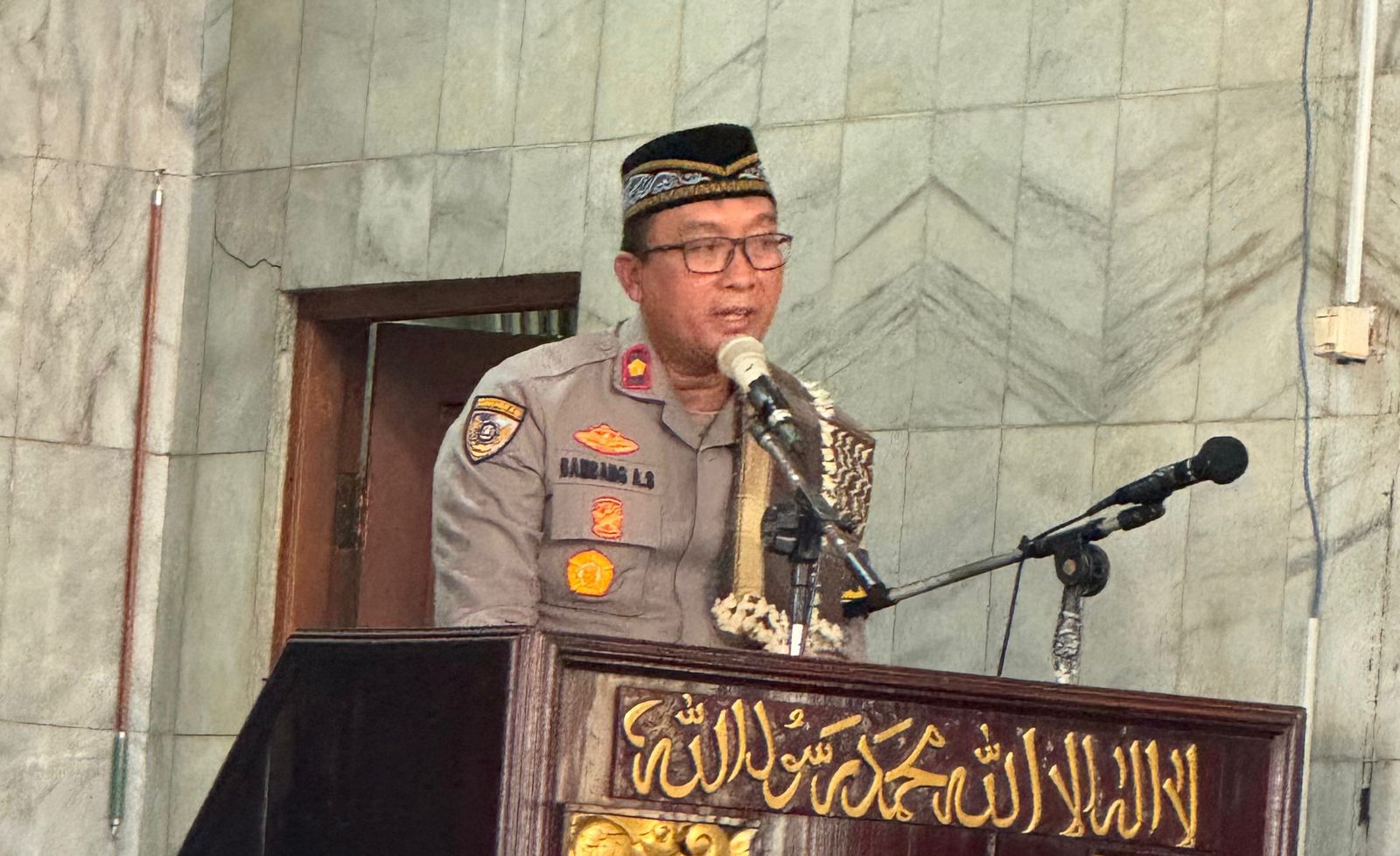 Kapolsek Pondok Aren Kompol Bambang Askar Sodiq menjadi khotib Salat Jumat di Masjid Al Muawanah, Kelurahan Pondok Pucung, Kecamatan Pondok Aren, Jumat (2/2).(dra)