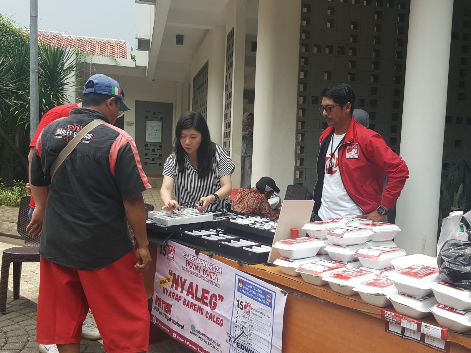 Sarapan dan Pemeriksaan Mata Gratis Bersama Caleg PSI di Serpong Foto : Ist