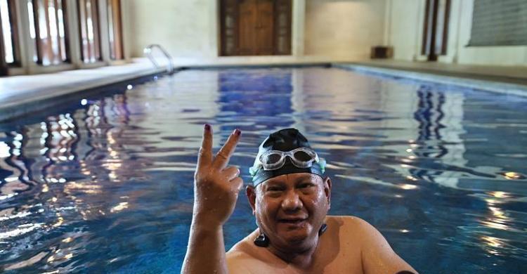 Selesai Nyoblos, Prabowo Berenang Foto : Ist
