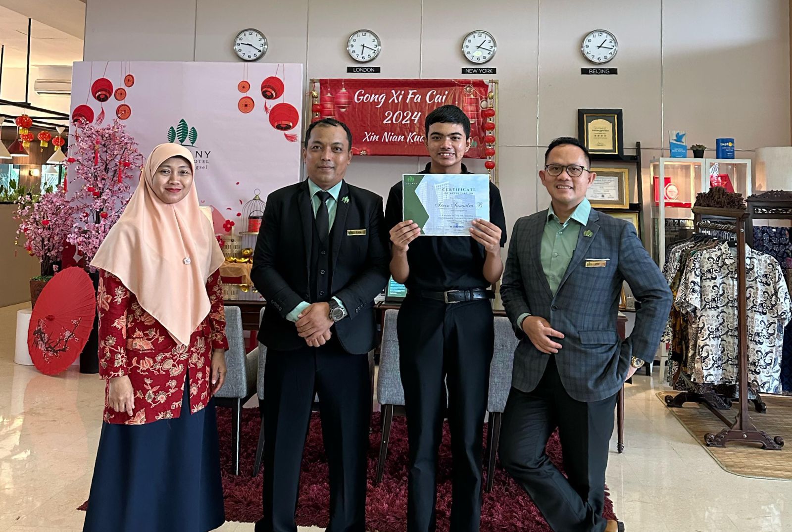 Sempat Ditolak Magang, Siswa Berkebutuhan Khusus Tuntaskan PKL Di Tuscany Siswa berkebutuhan khusus dari salah satu sekolah swasta di Tangsel menyelesaikan kegiatan PKL nya di Hotel Tuscany selama 3 bulan.(dra)