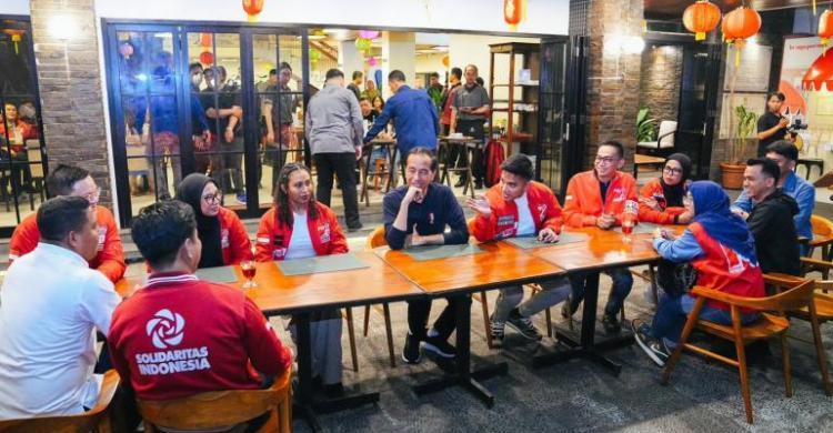 Soal Status Jokowi Di PDIP, Kaesang: Emang Sudah Dipecat? Kader PSI bersama Jokowi di Bandung. Foto : Ist