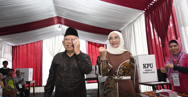 Wapres Kiai Maruf Dan Istri Nyoblos Di TPS 33 Cimanggis Depok Foto : Ist